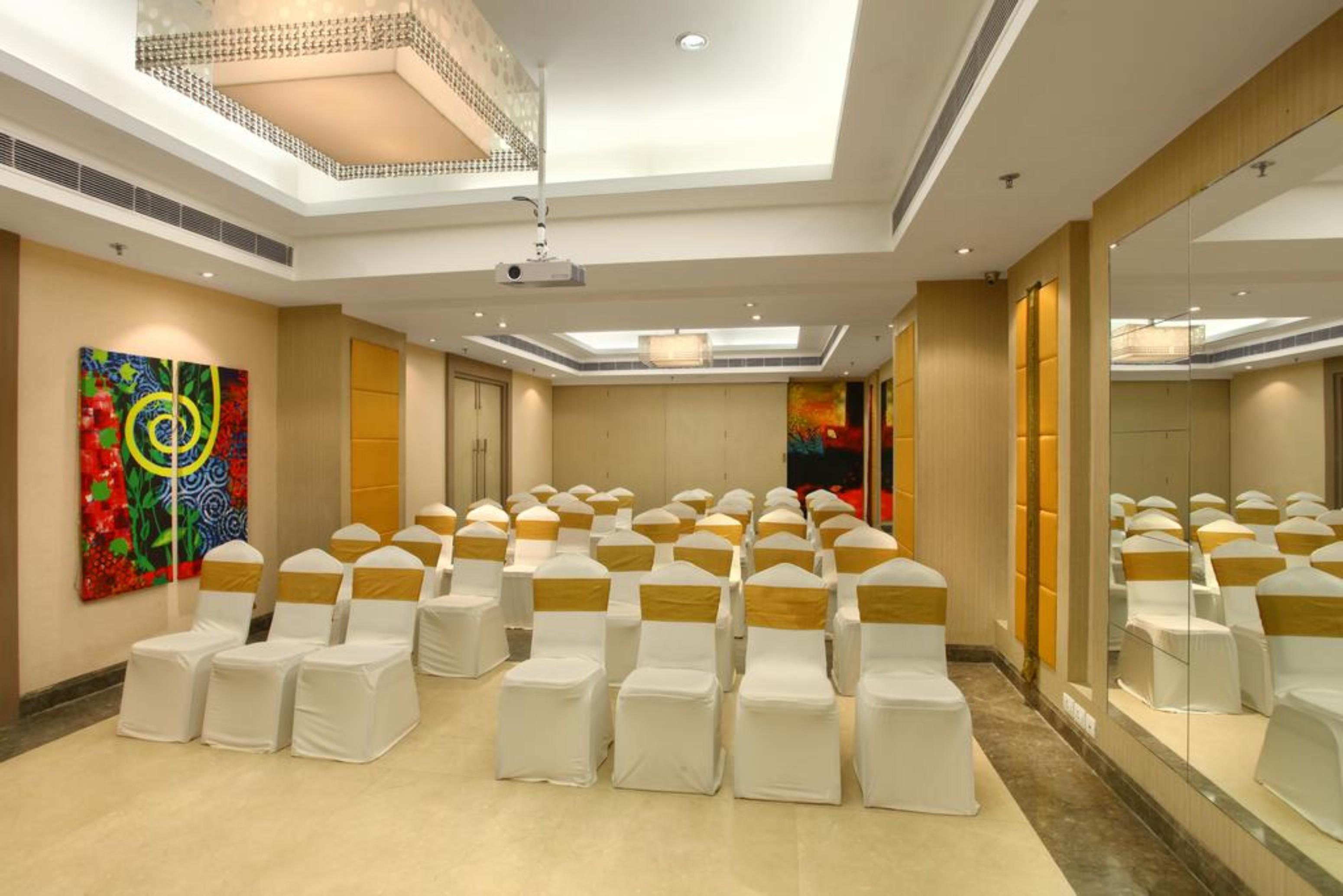 होटल The Ashtan Sarovar Portico 4*